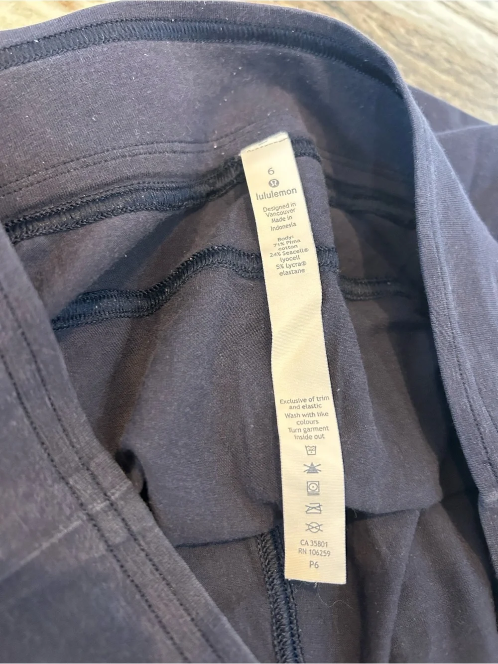 lululemon athletica Joggers size 6 have wear
